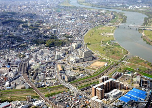 現在の京阪枚方市駅周辺。再開発で生まれ変わる市駅に期待が集まる