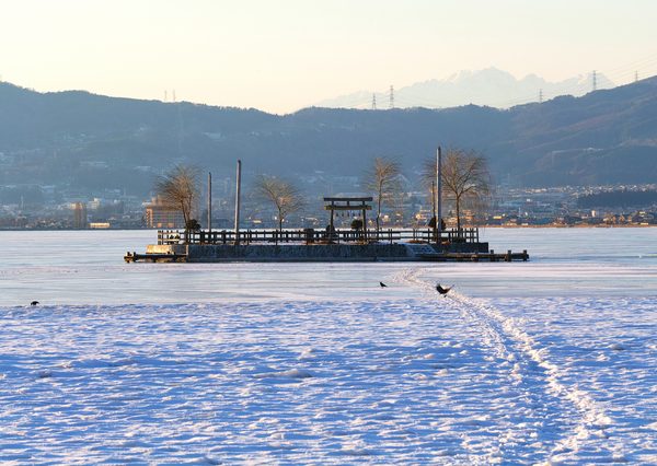御神渡りがあらわれる時期の諏訪湖の初島