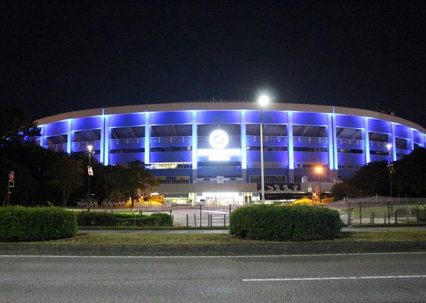 バスやシャトル便を利用して駅へ移動することができるが、試合後は交通渋滞が発生している