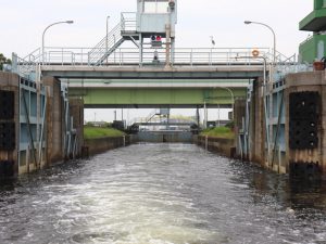 中川口通船門の閘室。水門で仕切られた閘室内の水位を上下に調整することで船の通航を可能にしていた
