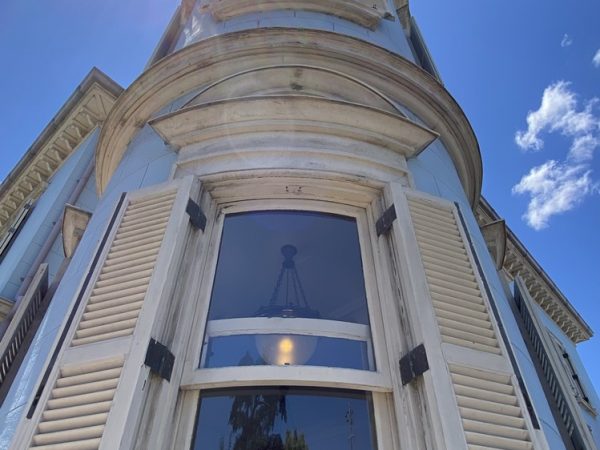 曲面ガラスに注目（写真：宮沢洋）