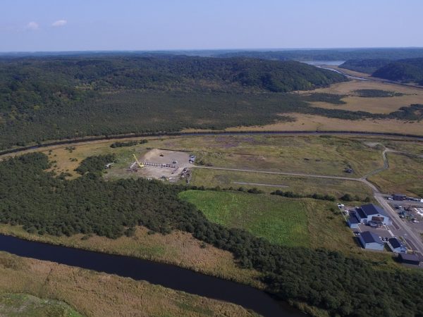 河口から約2kmの場所にある厚岸蒸溜所。アイラ島の蒸溜所をイメージした外観という