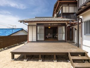 大きなウッドデッキをつくれたのは郊外だからこそ