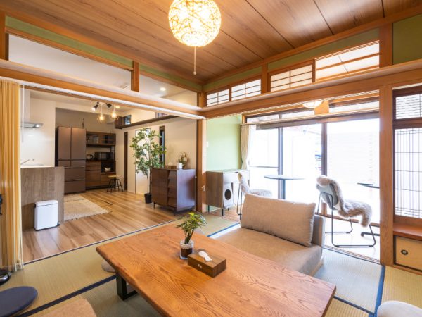 大きなウッドデッキをつくれたのは郊外だからこそ