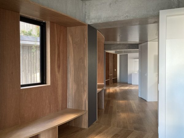 屋根があり、部屋としても使えそうなバルコニー（703）