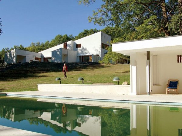 名作家具として愛されている「スツール60」　(C)FI 2020 - Euphoria Film