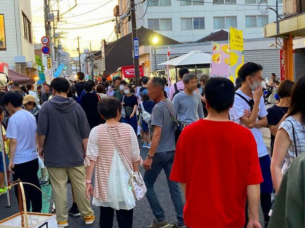 土曜夜市の様子。土曜夜市をきっかけに、はじめて商店街を訪れた親子連れも多いそうだ。月に一度の土曜夜市だけでなく、日常的に商店街を訪れてもらえるように、来場者にクーポンを配布するなどしている（写真提供：松江市）