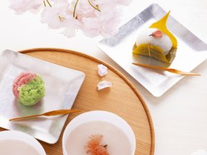 桜もちの葉が塩漬けにされているのは、長期保存と香りを出すという2つの理由が。生の葉には香りがなく、塩漬けで芳香成分が生まれるそうだ