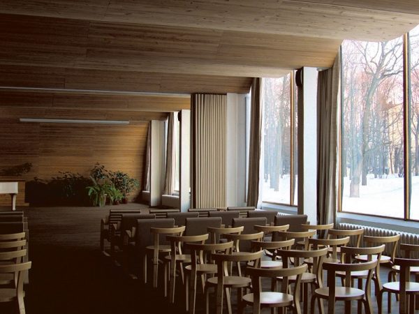 名作家具として愛されている「スツール60」　(C)FI 2020 - Euphoria Film