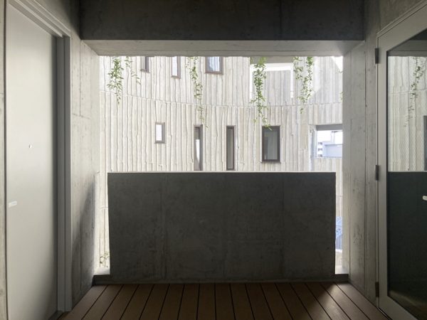 屋根があり、部屋としても使えそうなバルコニー（703）