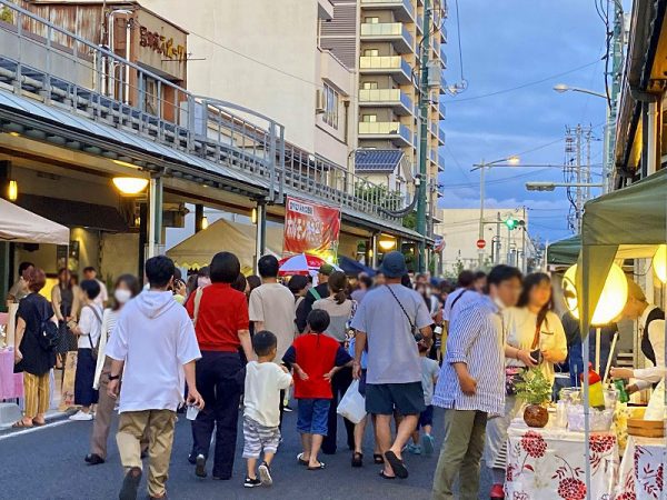土曜夜市の様子。土曜夜市をきっかけに、はじめて商店街を訪れた親子連れも多いそうだ。月に一度の土曜夜市だけでなく、日常的に商店街を訪れてもらえるように、来場者にクーポンを配布するなどしている（写真提供：松江市）