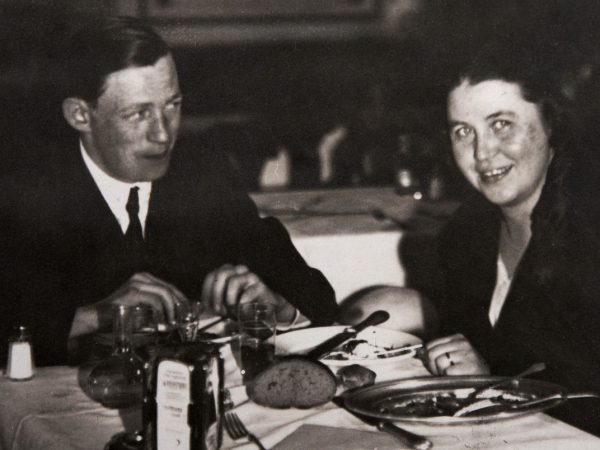 食事中のアルヴァとアイノ。楽しそうな雰囲気が伝わる　(C)Aalto Family