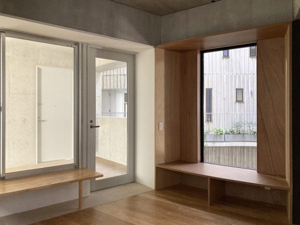 窓のサイズ、バルコニーの位置など、綿密な計算に基づいて配されている