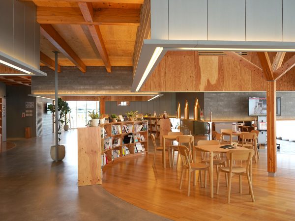 大空間に「小さなイエ」があちこちに