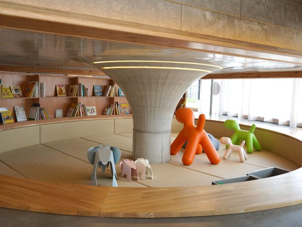 大空間に「小さなイエ」があちこちに