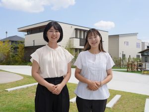 お話を伺った、エー・ビー・シー開発株式会社 ハウジング関西営業部 河合恵里氏（左）、同社 黒田瑛美香氏（右）
