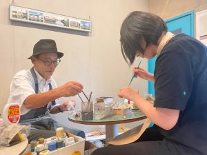 写真左：ミニチュアハウスの作者、古田さん
