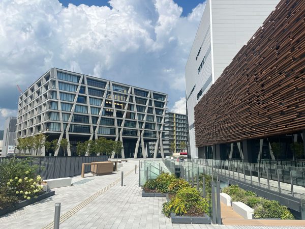 箕面船場阪大前駅から歩行者デッキが直結する。左の建物が、大阪大学箕面キャンパス。右の建物が複合公共施設（船場図書館、文化芸術劇場、生涯学習センター）。船場図書館は大学図書館の機能を持ち、蔵書数71万冊を擁する