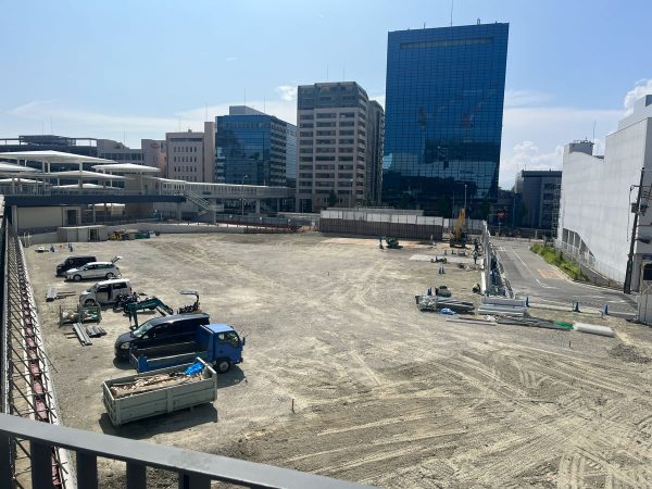 箕面船場阪大前駅から歩行者デッキが直結する。左の建物が、大阪大学箕面キャンパス。右の建物が複合公共施設（船場図書館、文化芸術劇場、生涯学習センター）。船場図書館は大学図書館の機能を持ち、蔵書数71万冊を擁する