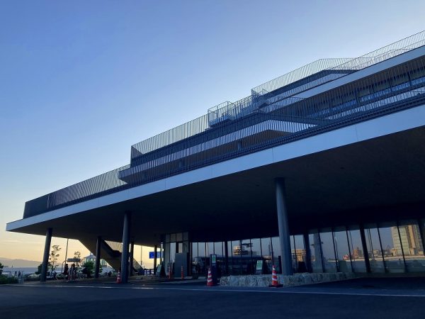 松江城周辺の堀川を小船で周遊する堀川めぐり