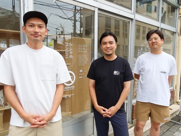 富士見通りを歩いていくと左側に見えてくるこのガラス張りの区画がみんなのコンビニ