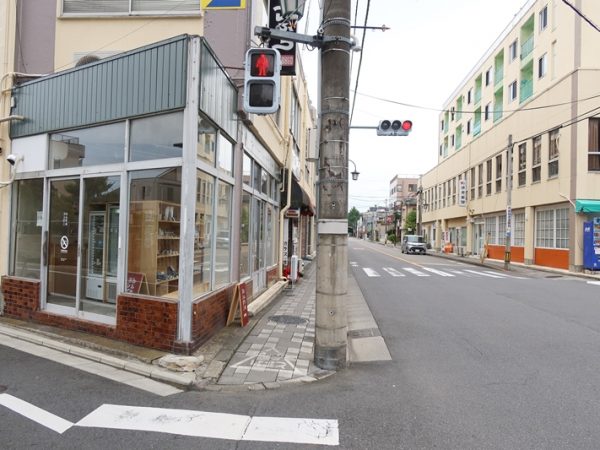 富士見通りを歩いていくと左側に見えてくるこのガラス張りの区画がみんなのコンビニ