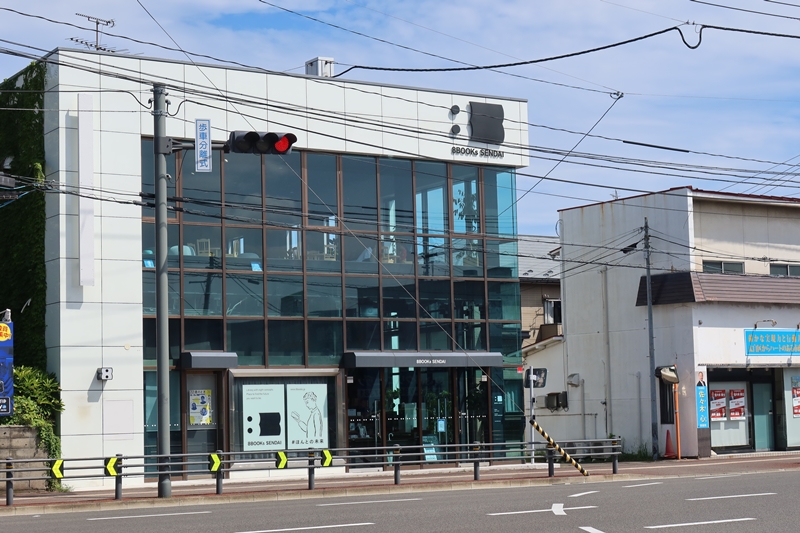 仙台市の銀行建物を活用。会員制民間図書施設に再生した「8BOOKs