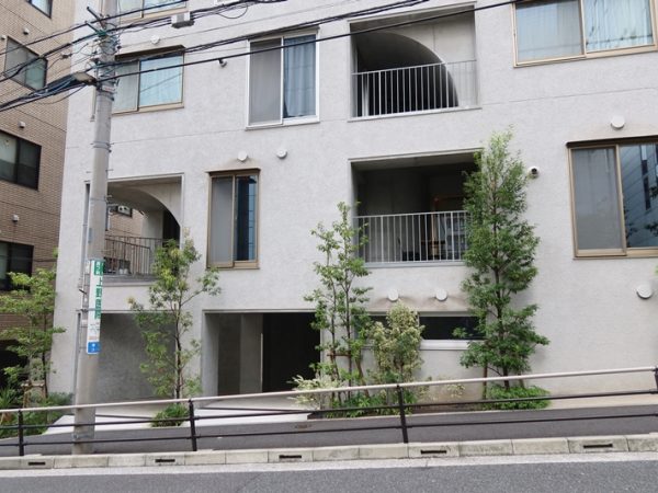 文京区湯島は近年レジャーホテルの建替が進み、マンションが急増している地域。「天神町place」もそんな建替えのひとつで、周囲にマンションが密集する、10ｍの高低差がある旗竿状の土地という本来なら不利な条件を建物の形や設計、デザインなどの工夫でこれまで見たことがないすごい空間に転換。見る人を驚かせている。