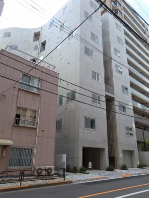 通りから外観を見ているだけではとてもその奥に豊かな空間があるようには思えない