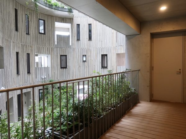 最上階。周囲の建物の高さに驚く