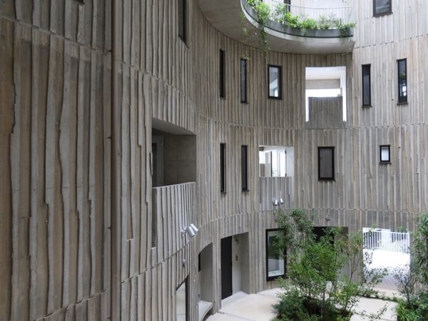 窓のサイズ、バルコニーの位置など、綿密な計算に基づいて配されている