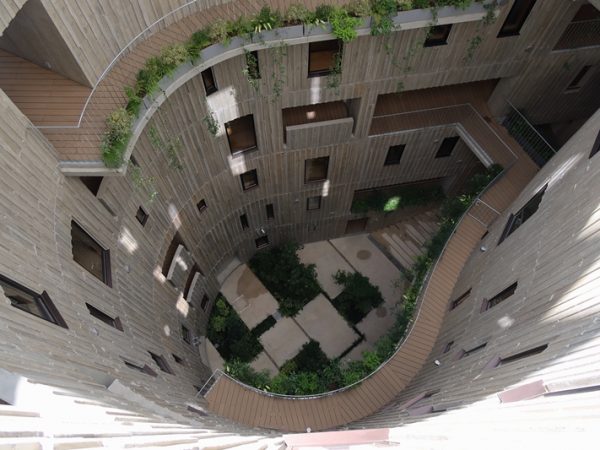 通りから外観を見ているだけではとてもその奥に豊かな空間があるようには思えない