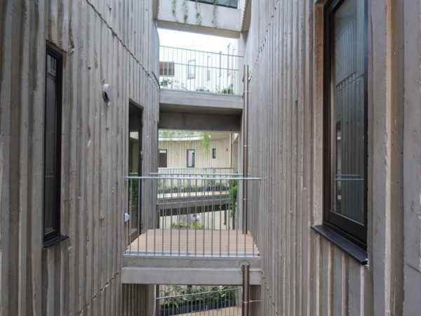 暗さがあるから明るさも引き立つ。中庭から見上げる空が美しかった