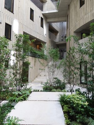 奥が公道側。入って中庭へは階段を下りる。さらに建物の裏にも高低差がある