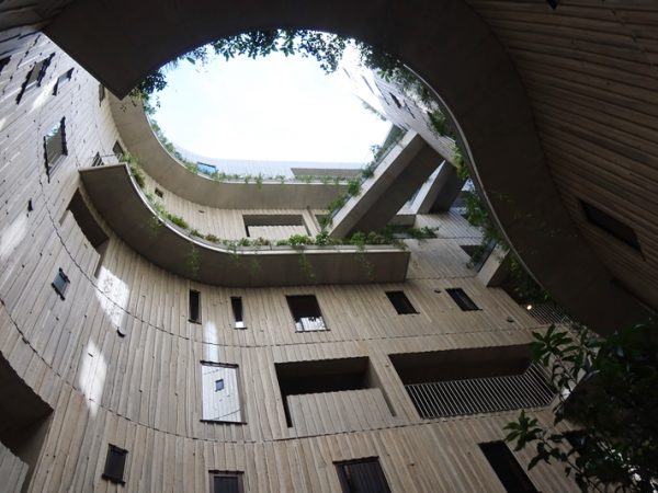 通りから外観を見ているだけではとてもその奥に豊かな空間があるようには思えない