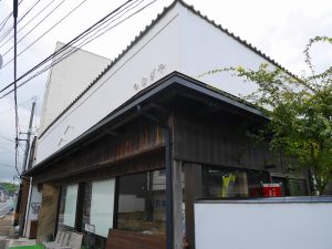 竪町商店街にある築150年の元呉服店の古民家を改修した複合施設「つむぎやTatemachi2.0」。飲食店やシェアオフィス、交流スペースなどに活用されている