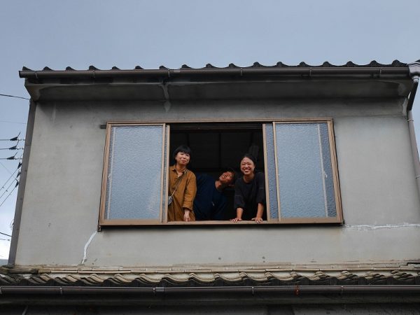 竪町商店街にある築150年の元呉服店の古民家を改修した複合施設「つむぎやTatemachi2.0」。飲食店やシェアオフィス、交流スペースなどに活用されている