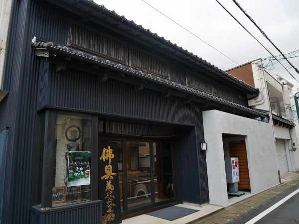 竪町商店街にある築150年の元呉服店の古民家を改修した複合施設「つむぎやTatemachi2.0」。飲食店やシェアオフィス、交流スペースなどに活用されている