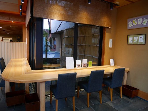 彩雲堂本店は、松江市職人商店街創出支援事業補助金を活用し和菓子職人の職人技が見学できる実演ブースを設置（写真提供：松江市）