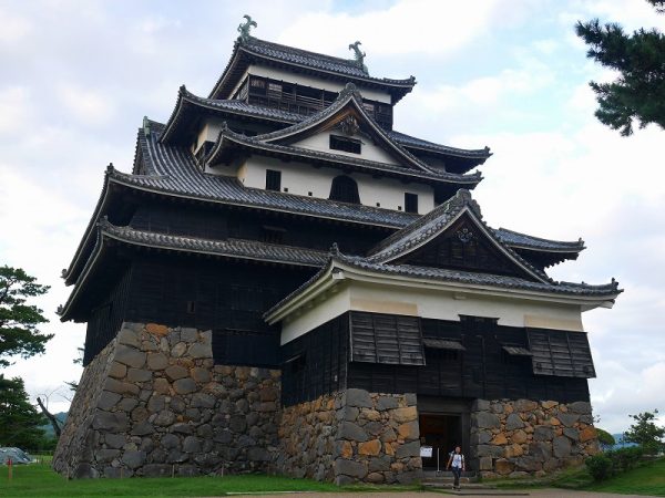 松江城周辺の堀川を小船で周遊する堀川めぐり