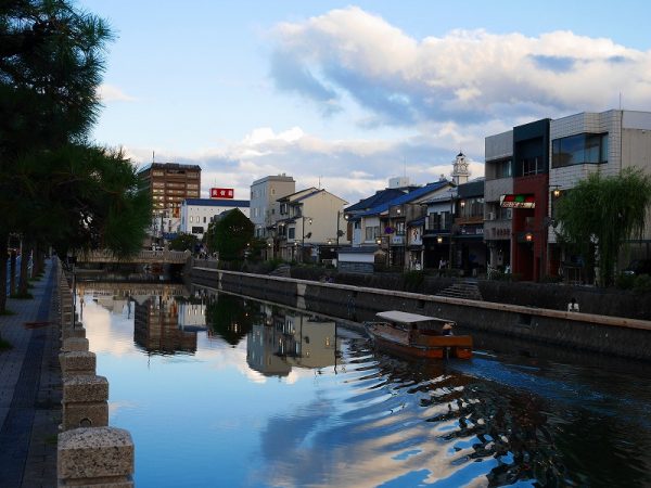 松江城周辺の堀川を小船で周遊する堀川めぐり