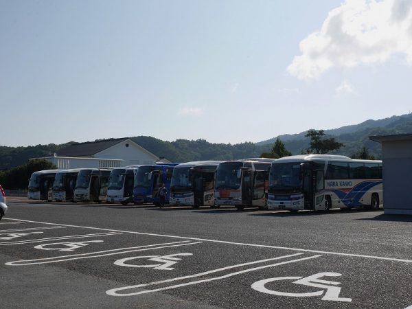 足立美術館新館。本館も同様に、月山富田城をイメージした白い外壁。同館はJR安来駅から無料シャトルバスを運行している