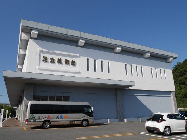 足立美術館新館。本館も同様に、月山富田城をイメージした白い外壁。同館はJR安来駅から無料シャトルバスを運行している