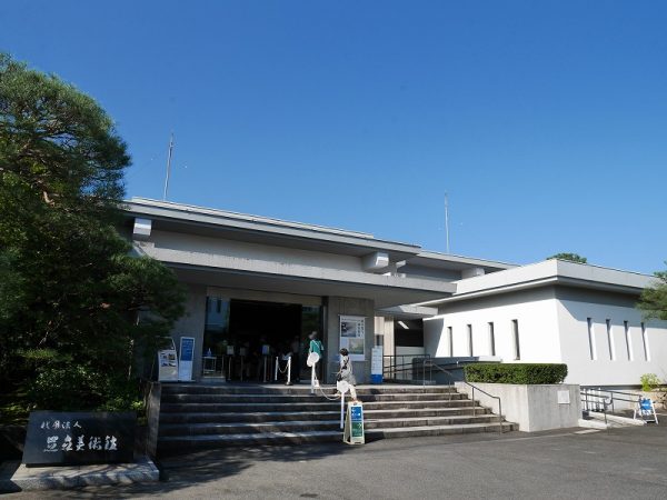 足立美術館新館。本館も同様に、月山富田城をイメージした白い外壁。同館はJR安来駅から無料シャトルバスを運行している