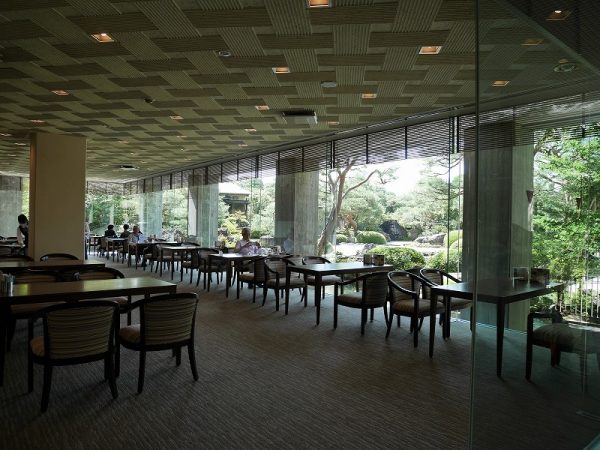 足立美術館は館内から庭園を鑑賞するため、窓ガラスの掃除は欠かせないだろう