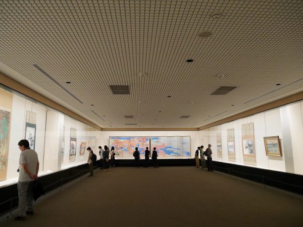 横山大観特別展示室。中央には横山大観の「紅葉」が展示されていた