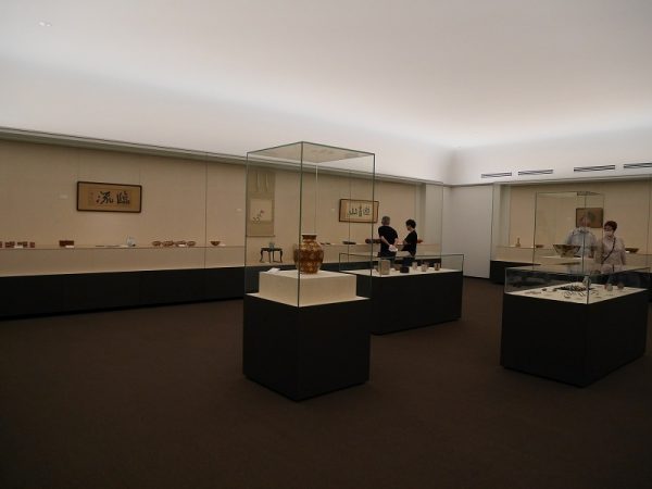 横山大観特別展示室。中央には横山大観の「紅葉」が展示されていた