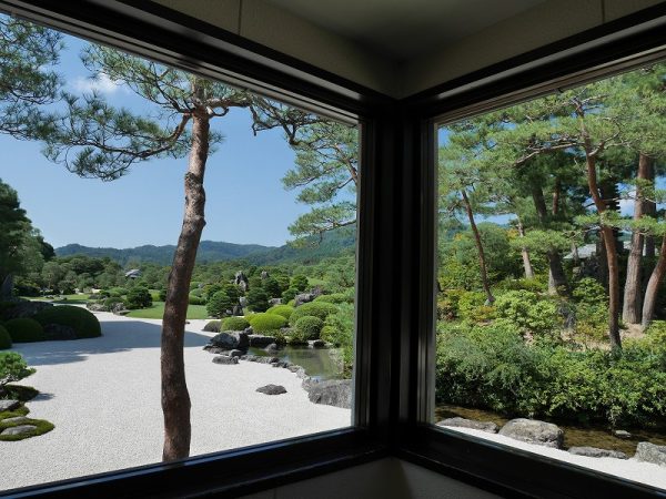 足立美術館は館内から庭園を鑑賞するため、窓ガラスの掃除は欠かせないだろう