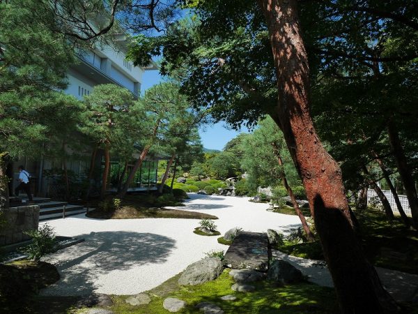 「案内する足立翁」像。長崎平和公園の平和祈念像の作者として知られる北村西望作