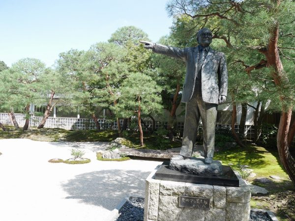 「案内する足立翁」像。長崎平和公園の平和祈念像の作者として知られる北村西望作